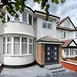 Stylish 4 Bed 2 Bath Nw London