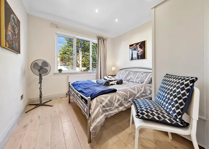 Stylish 4 Bed 2 Bath Nw London