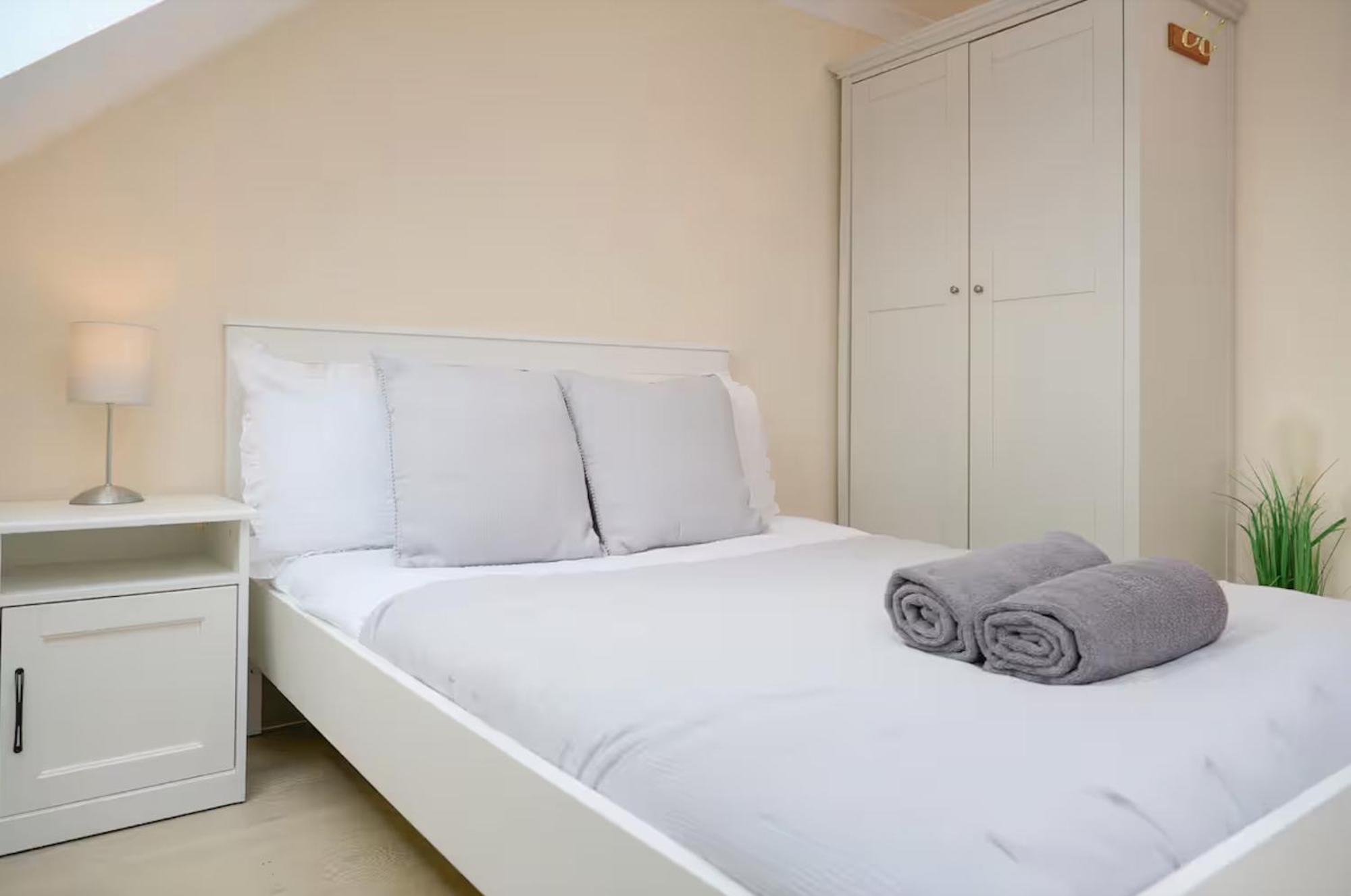 Stylish 4 Bed 2 Bath Nw