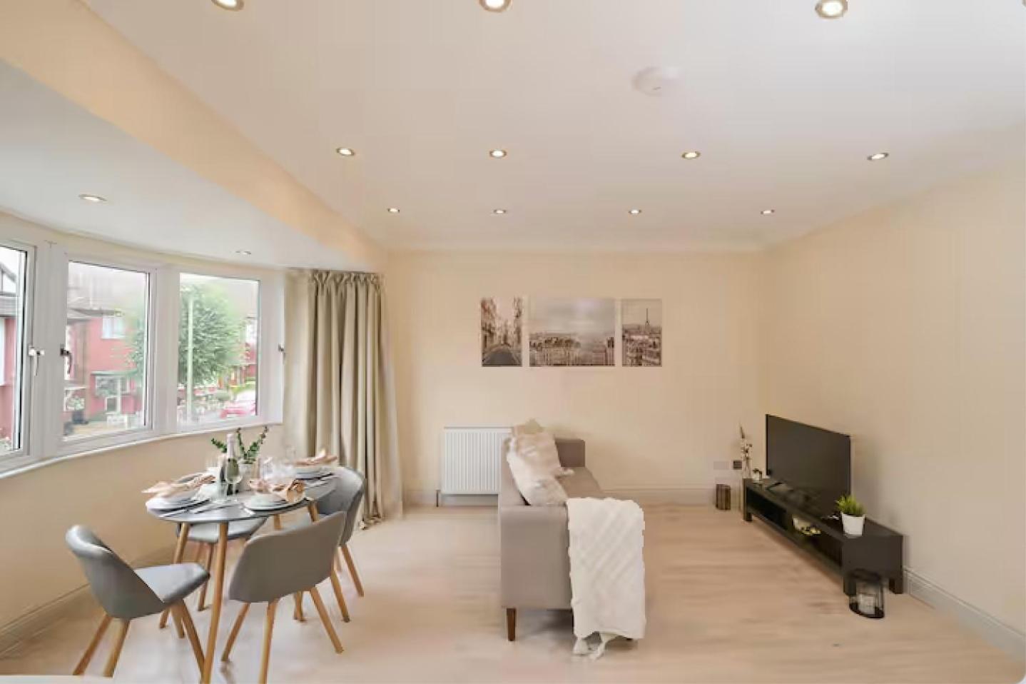 Stylish 4 Bed 2 Bath Nw *
