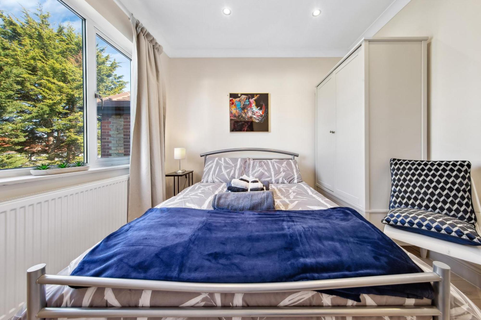 Stylish 4 Bed 2 Bath Nw *