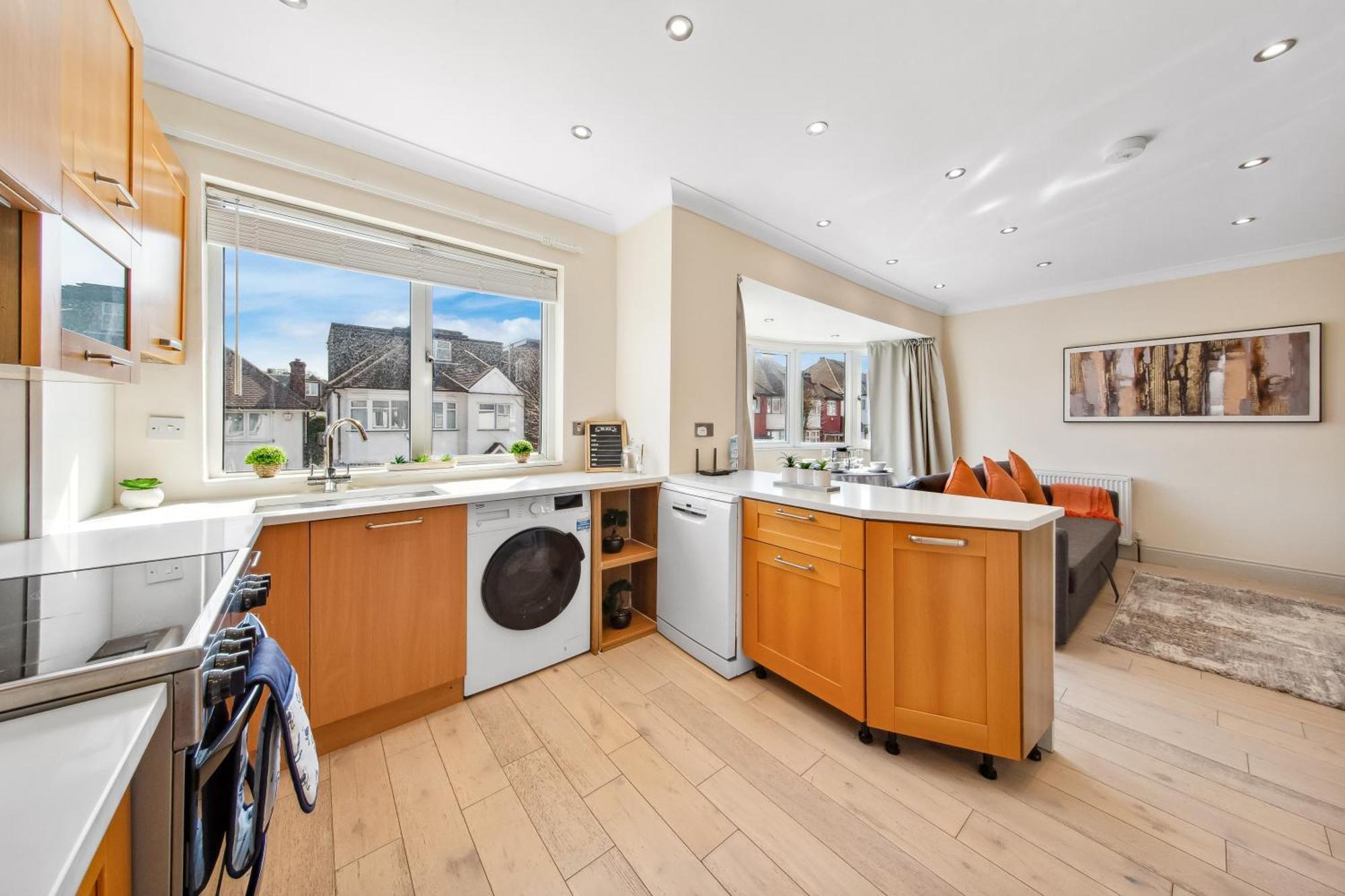 Stylish 4 Bed 2 Bath Nw *
