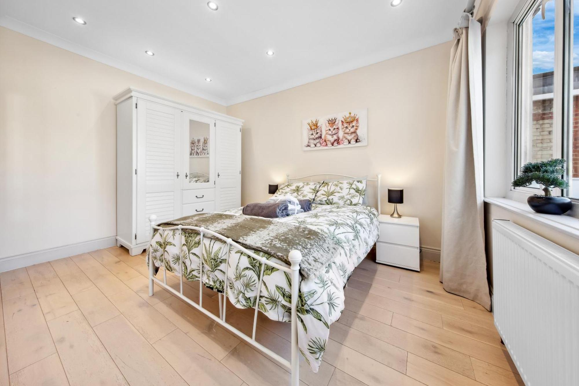 Stylish 4 Bed 2 Bath Nw *
