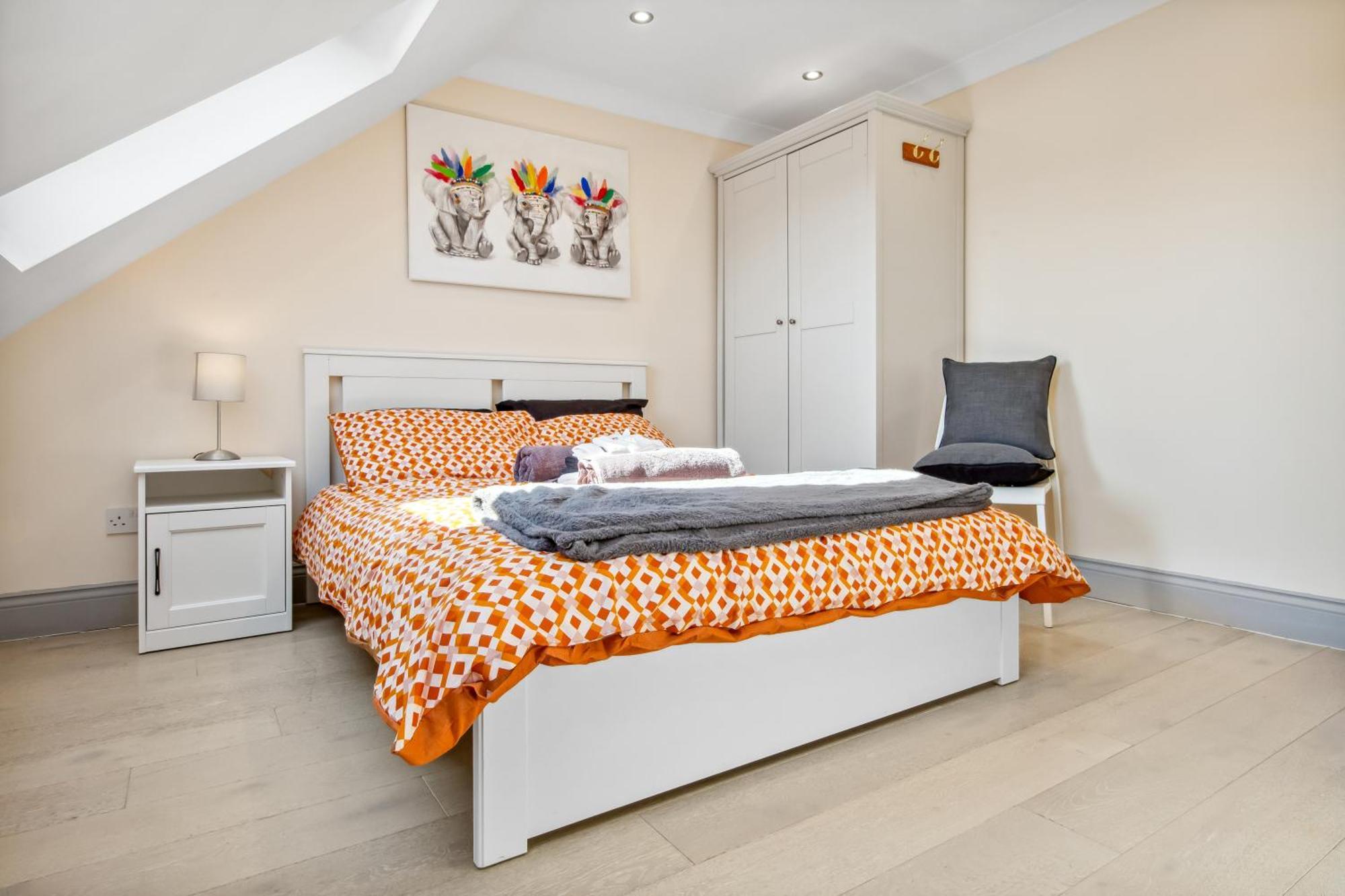 Stylish 4 Bed 2 Bath Nw *