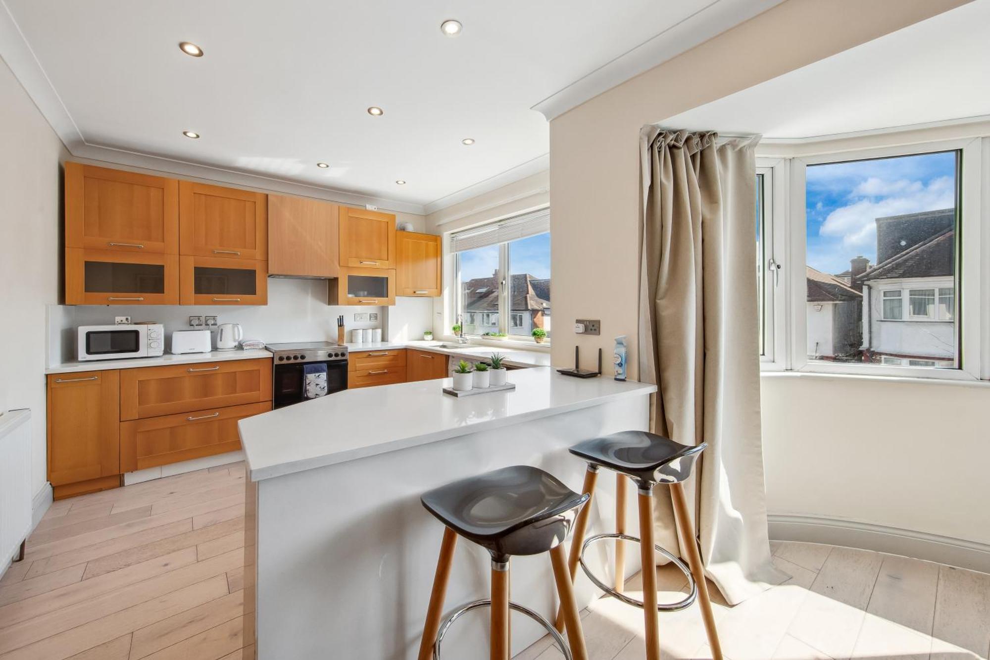 Stylish 4 Bed 2 Bath Nw *